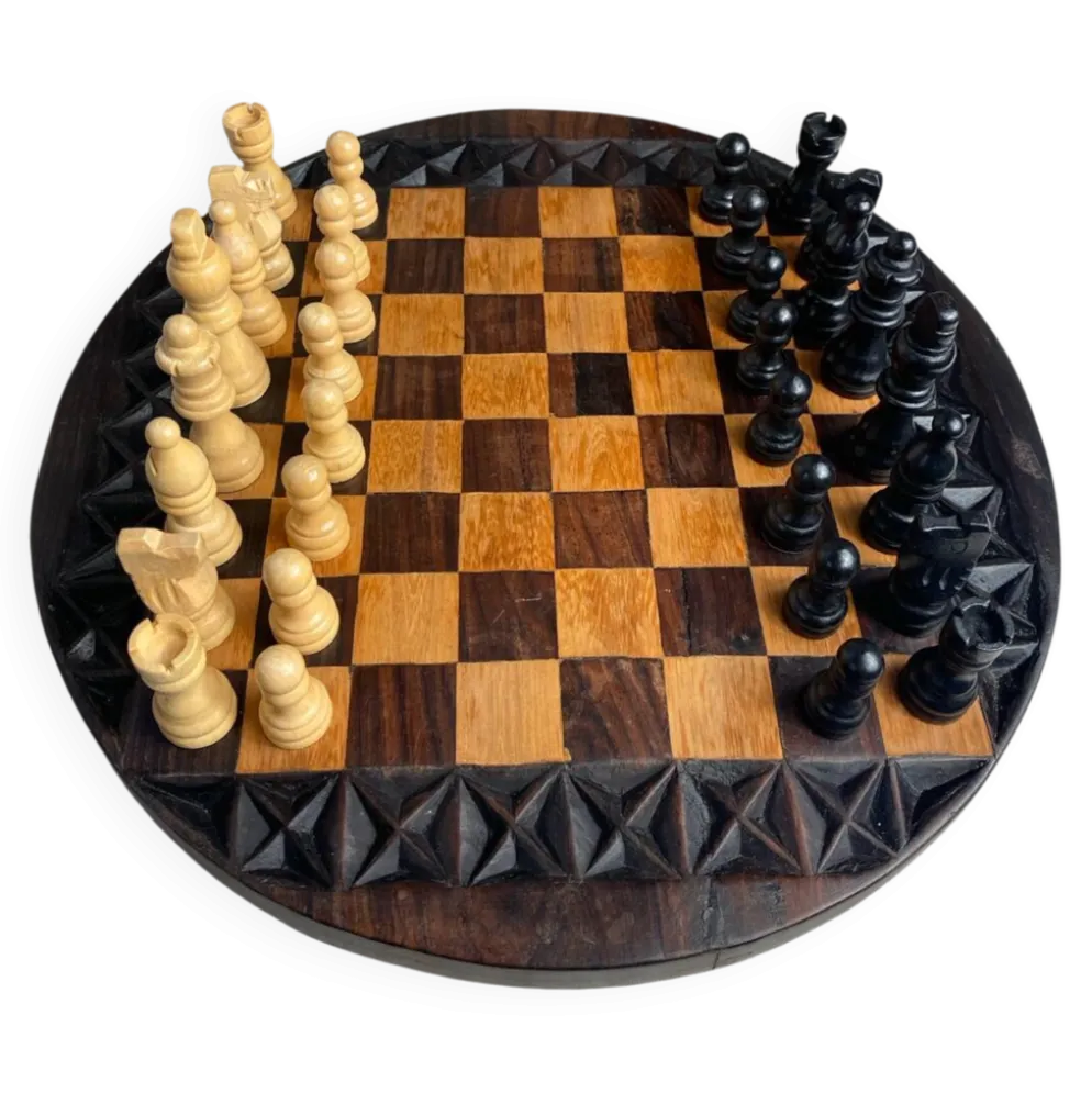 Jeu d’échec en bois sculpté