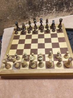 Jeu d'échecs en bois noble vintage