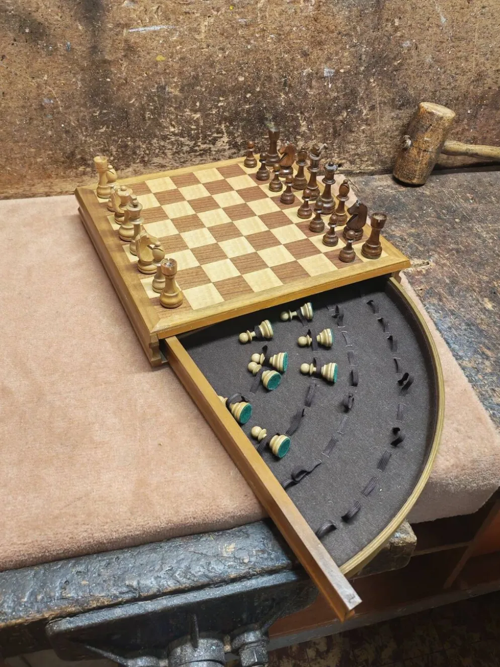 Jeu d'échecs en bois noble vintage