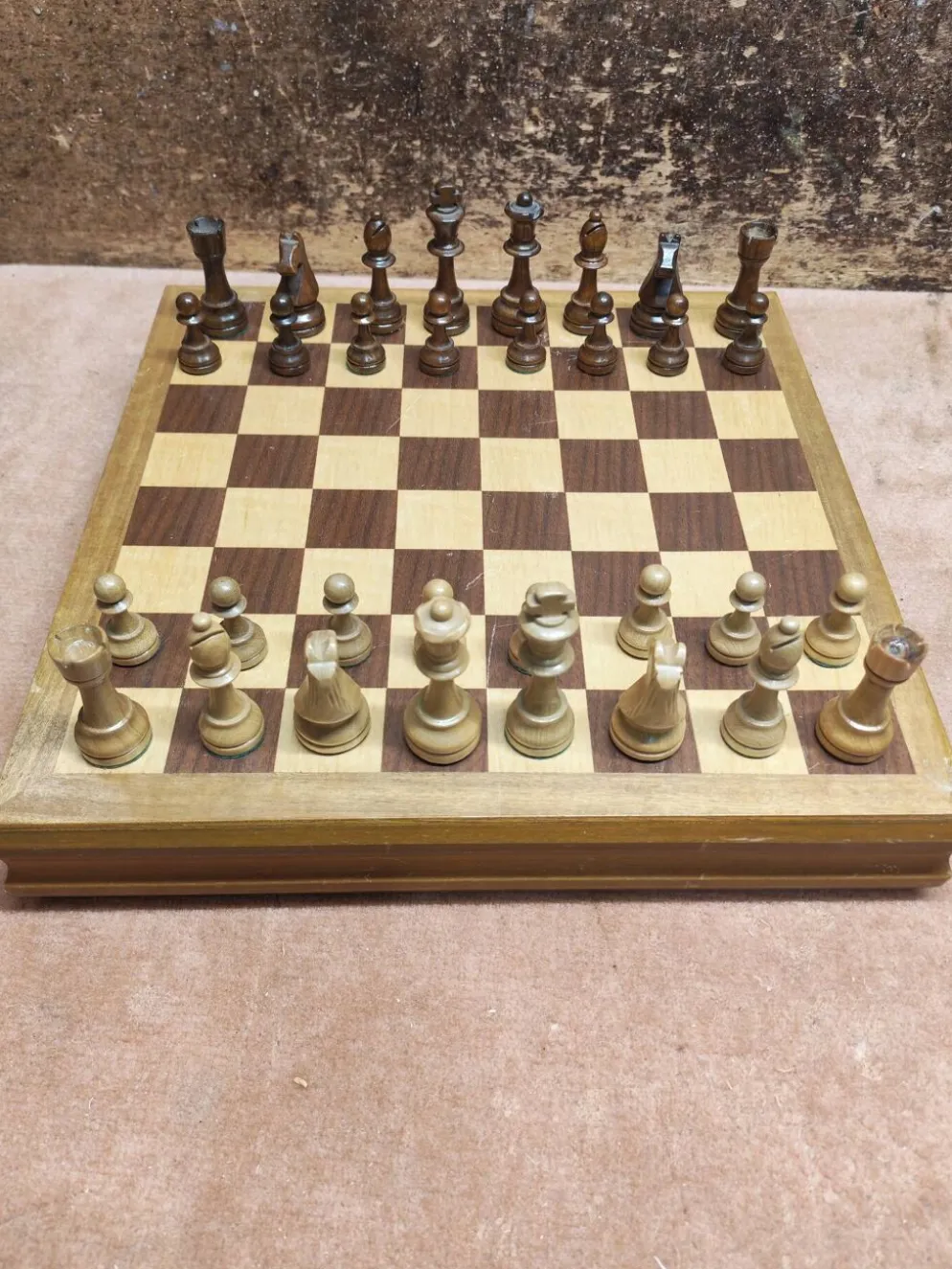 Jeu d'échecs en bois noble vintage