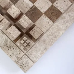 Jeu d'échecs moderniste en travertin bicolore, Italie, années 1970