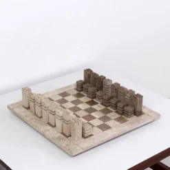 Jeu d'échecs moderniste en travertin bicolore, Italie, années 1970