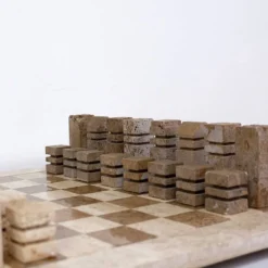 Jeu d'échecs moderniste en travertin bicolore, Italie, années 1970