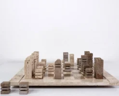 Jeu d'échecs moderniste en travertin bicolore, Italie, années 1970