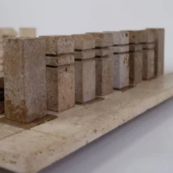 Jeu d'échecs moderniste en travertin bicolore, Italie, années 1970
