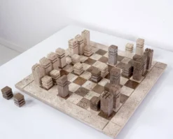 Jeu d'échecs moderniste en travertin bicolore, Italie, années 1970