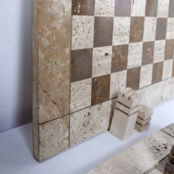 Jeu d'échecs moderniste en travertin bicolore, Italie, années 1970