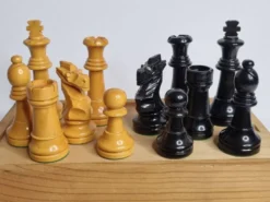 Jeu d’échecs Staunton en bois laqué – Roi 10 cm – El Corte Inglés