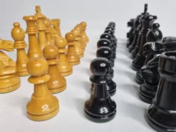 Jeu d’échecs Staunton en bois laqué – Roi 10 cm – El Corte Inglés