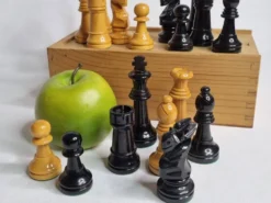 Jeu d’échecs Staunton en bois laqué – Roi 10 cm – El Corte Inglés
