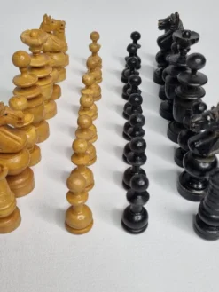 Jeu d’échecs vintage en bois sculpté à la main, années 1930, hauteur du roi 8 cm