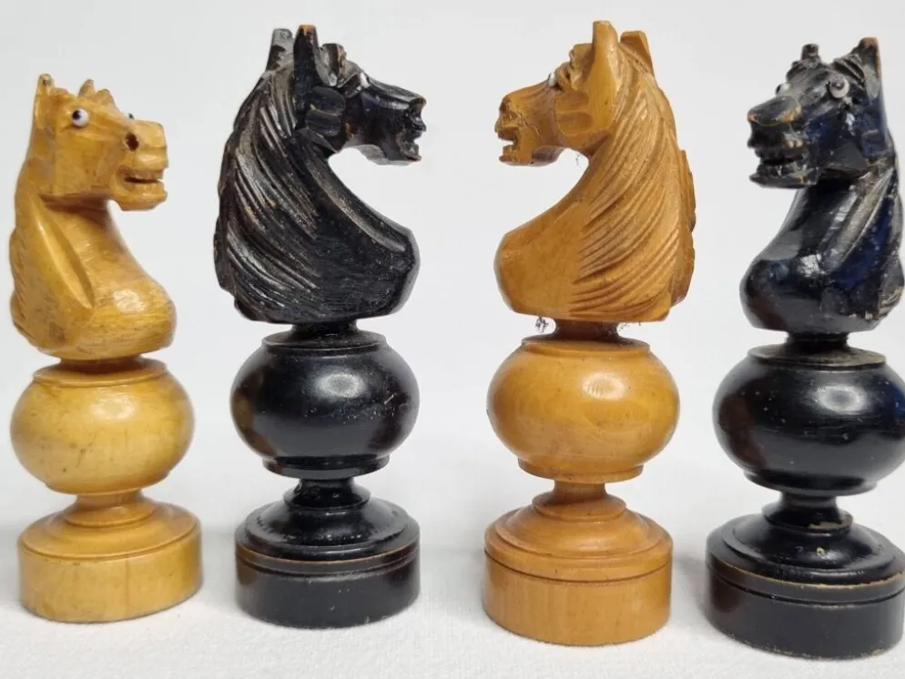 Jeu d’échecs vintage en bois sculpté à la main, années 1930, hauteur du roi 8 cm