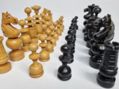 Jeu d’échecs vintage en bois sculpté à la main, années 1930, hauteur du roi 8 cm