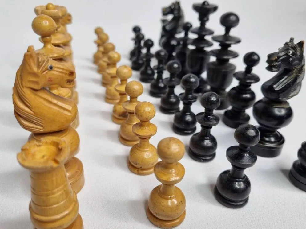 Jeu d’échecs vintage en bois sculpté à la main, années 1930, hauteur du roi 8 cm