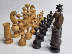 Jeu d’échecs vintage fin XIXe - début XXe siècle en bois tourné sculpté, 9 cm