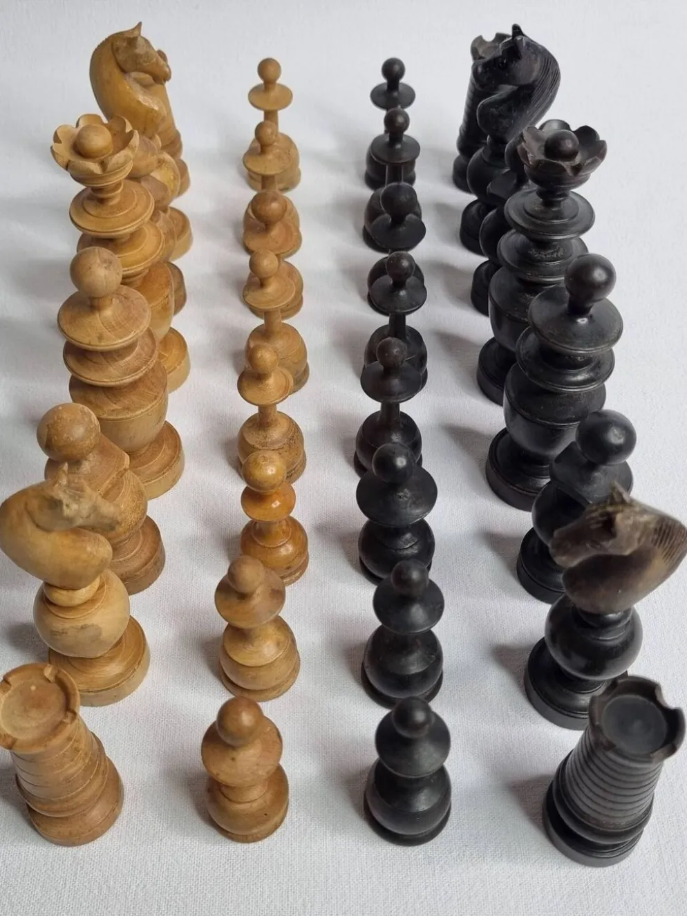Jeu d’échecs vintage fin XIXe - début XXe siècle en bois tourné sculpté, 9 cm