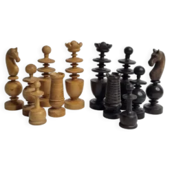 Jeu d’échecs vintage fin XIXe - début XXe siècle en bois tourné sculpté, 9 cm