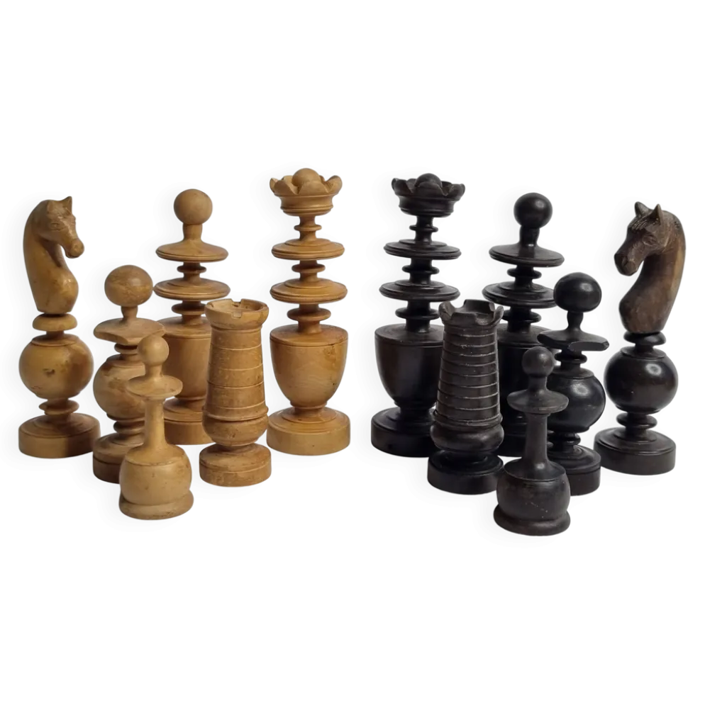 Jeu d’échecs vintage fin XIXe - début XXe siècle en bois tourné sculpté, 9 cm