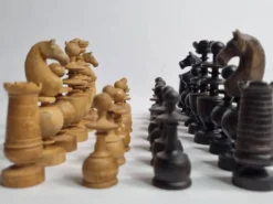 Jeu d’échecs vintage fin XIXe - début XXe siècle en bois tourné sculpté, 9 cm