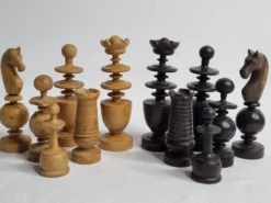 Jeu d’échecs vintage fin XIXe - début XXe siècle en bois tourné sculpté, 9 cm
