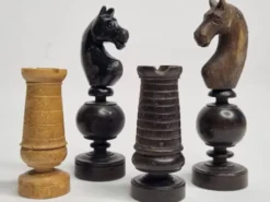 Jeu d’échecs vintage fin XIXe - début XXe siècle en bois tourné sculpté, 9 cm