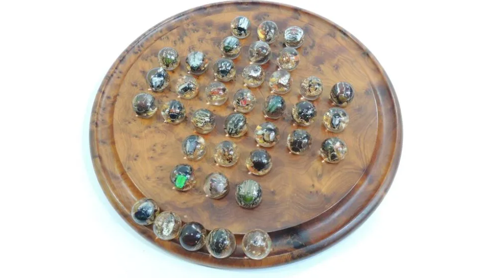 Jeu de solitaire vintage en bois avec billes en résine et insectes – Madaga
