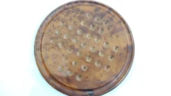 Jeu de solitaire vintage en bois avec billes en résine et insectes – Madaga