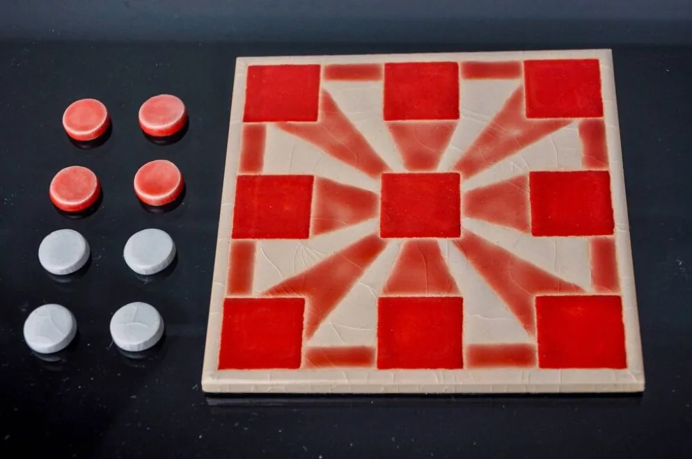 Jeu du morpion, céramique émaillée, Italie, 1980