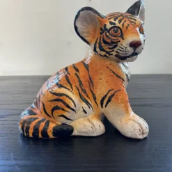 Jeune tigre ancien peint à la main