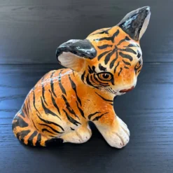 Jeune tigre ancien peint à la main