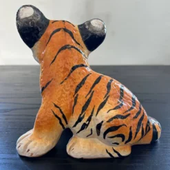 Jeune tigre ancien peint à la main
