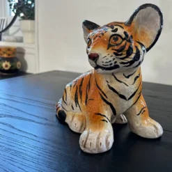 Jeune tigre ancien peint à la main