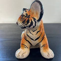 Jeune tigre ancien peint à la main