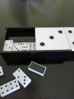 Jeux complet de Dominos Miniatures En Boîte Noir Et Blanc.