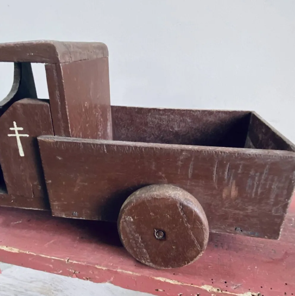 Jouet camion en bois