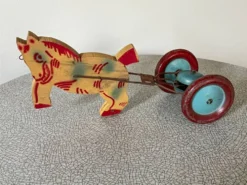 Jouet à tirer ancien, attelage cheval et grelot, Jouet musical