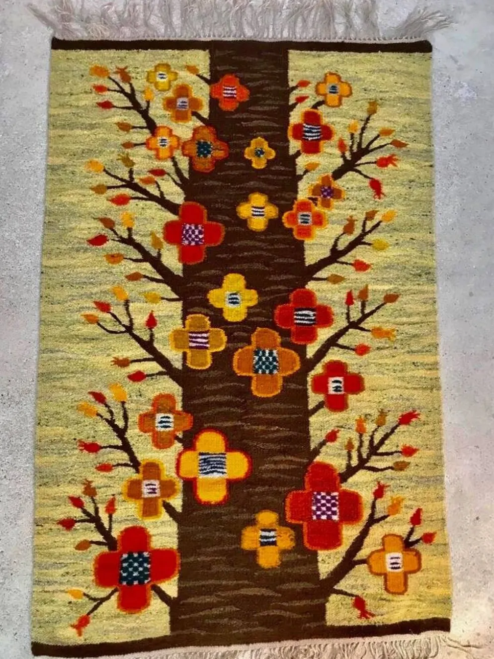 Kilim polonais ou tapis mural avec motif d'arbre et de fleurs de Cepelia, années 1960.