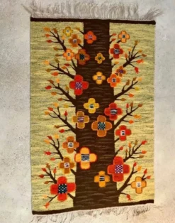 Kilim polonais ou tapis mural avec motif d'arbre et de fleurs de Cepelia, années 1960.