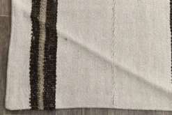 Kilim Vintage Turc Rayé, Noir et Écru, Tissé Main, Style Moderne, 144x202Cm
