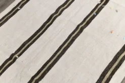 Kilim Vintage Turc Rayé, Noir et Écru, Tissé Main, Style Moderne, 144x202Cm
