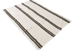 Kilim Vintage Turc Rayé, Noir et Écru, Tissé Main, Style Moderne, 144x202Cm
