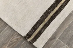 Kilim Vintage Turc Rayé, Noir et Écru, Tissé Main, Style Moderne, 144x202Cm