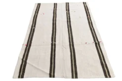 Kilim Vintage Turc Rayé, Noir et Écru, Tissé Main, Style Moderne, 144x202Cm