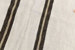 Kilim Vintage Turc Rayé, Noir et Écru, Tissé Main, Style Moderne, 144x202Cm