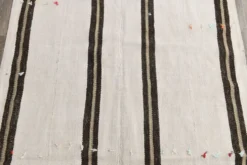 Kilim Vintage Turc Rayé, Noir et Écru, Tissé Main, Style Moderne, 144x202Cm