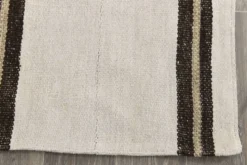 Kilim Vintage Turc Rayé, Noir et Écru, Tissé Main, Style Moderne, 144x202Cm
