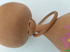 Kokeshi japonaise vintage Ōkura – anneau mobile