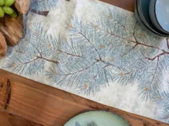 Le Silver Alpine — Chemin de table en crème et argent avec motif de pin Matsu