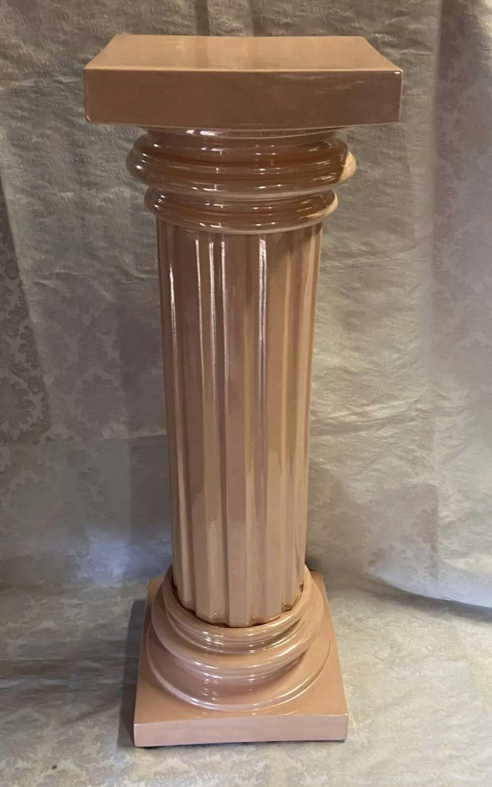 Élégante Colonne Piédestal en Métal Stuqué Laqué au Chapiteau Dorique