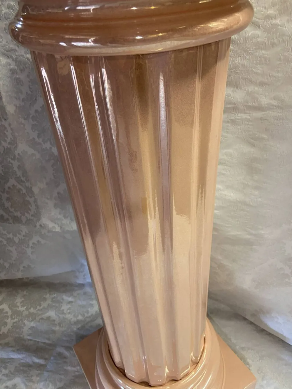 Élégante Colonne Piédestal en Métal Stuqué Laqué au Chapiteau Dorique